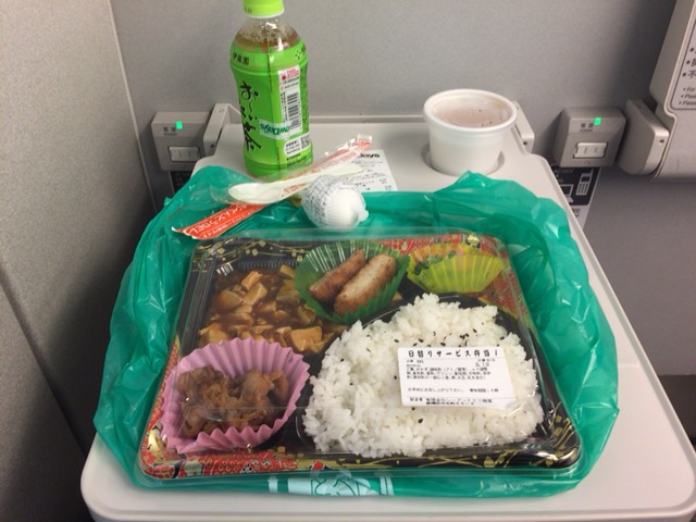 新幹線一番前のテーブルは広い