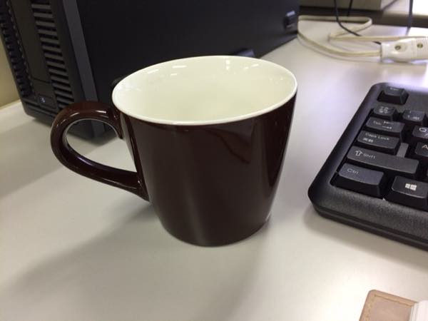 オフィス用に買った北欧カラーのシンプルなマグカップ