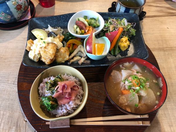 岡山県玉野市にある「菜つむぎ商店」のボリューミーヘルシーランチが大満足！