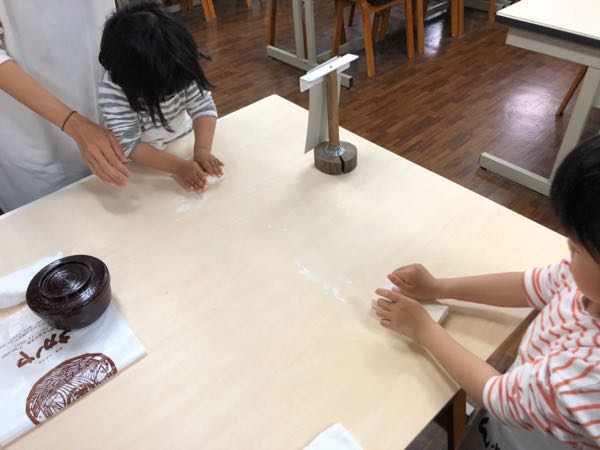 香川県の子供連れ家族旅行プランのひとつ最適。子供とうどん作り体験ができる「中野うどん学校」が楽しかった！