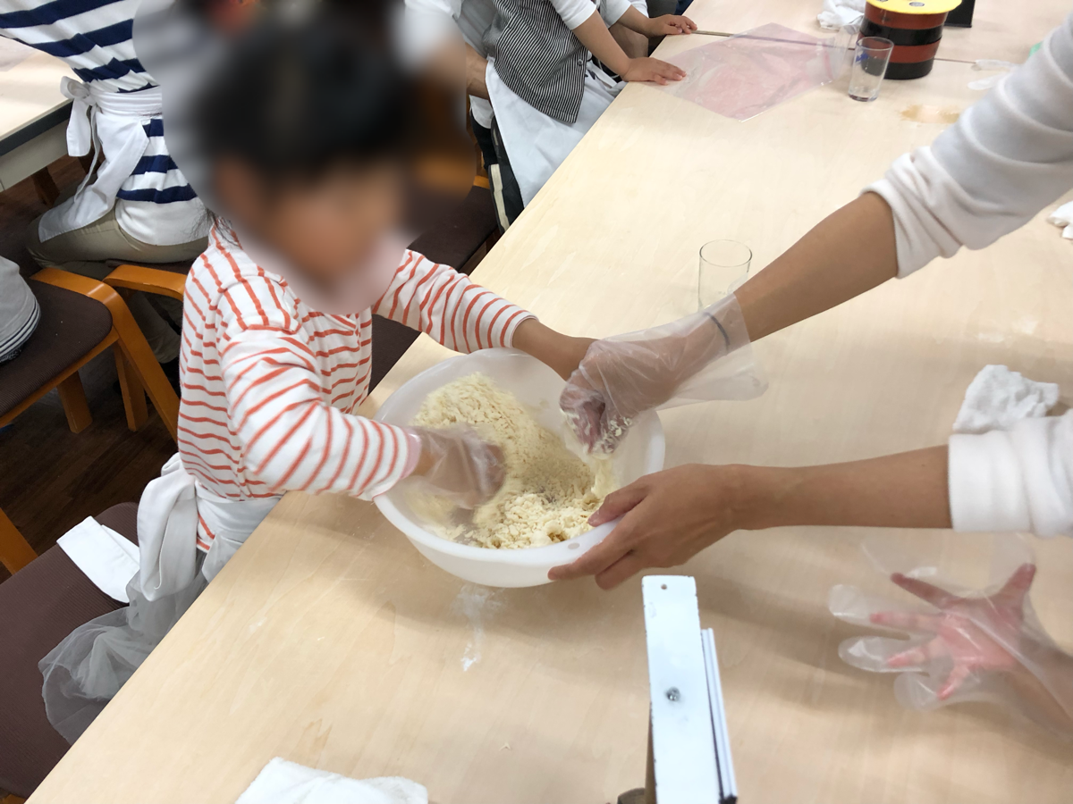 香川県の子供連れ家族旅行プランのひとつ最適。子供とうどん作り体験ができる「中野うどん学校」が楽しかった！