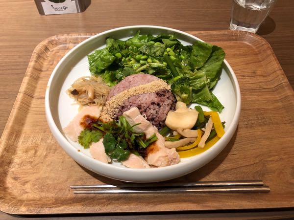 新宿駅近くで野菜豊富なヘルシーランチ、夕食を食べれるお店「VEGE go」（ベジゴー）へ行ってみた。