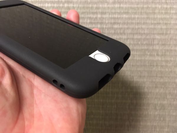 手帳型iPhoneケースをやめて、衝撃に強く、シンプルなデザインのiPhoneケースを探して「IJOY」を購入しました。