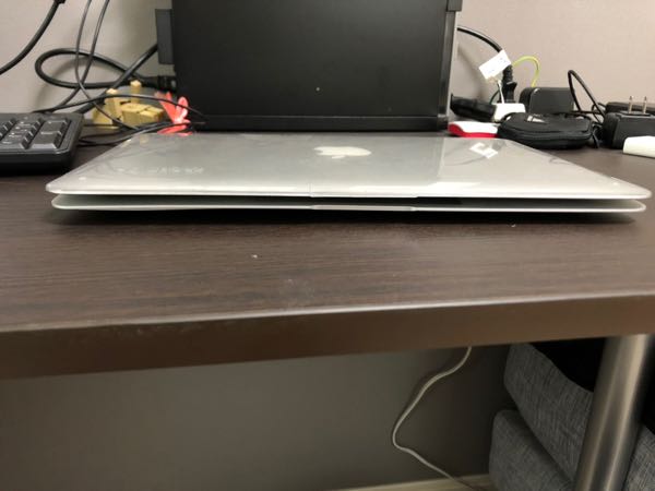 MacBookAirが閉じれない状態に。原因はバッテリーが膨張したことだった。