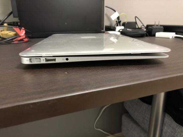MacBookAirが閉じれない状態に。原因はバッテリーが膨張したことだった。