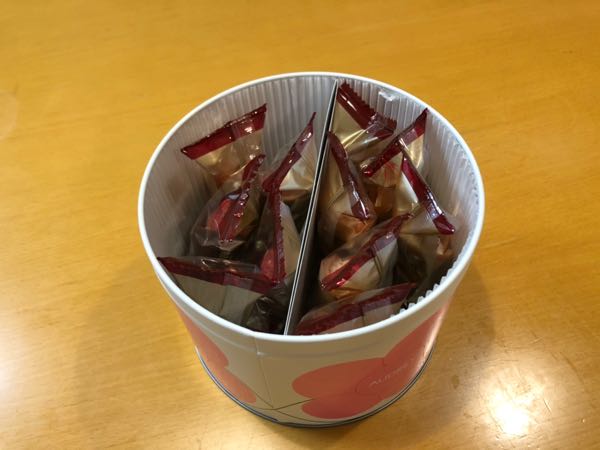 【東京駅土産】大人気のオードリー東京限定缶を開けた様子