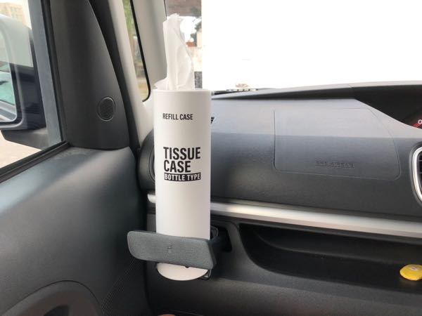 車内のドリンクホルダーに置けるセリアのボトル型ティッシュケース