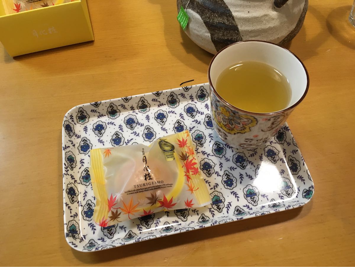 大阪土産みるく饅頭「月化粧」と熱い緑茶