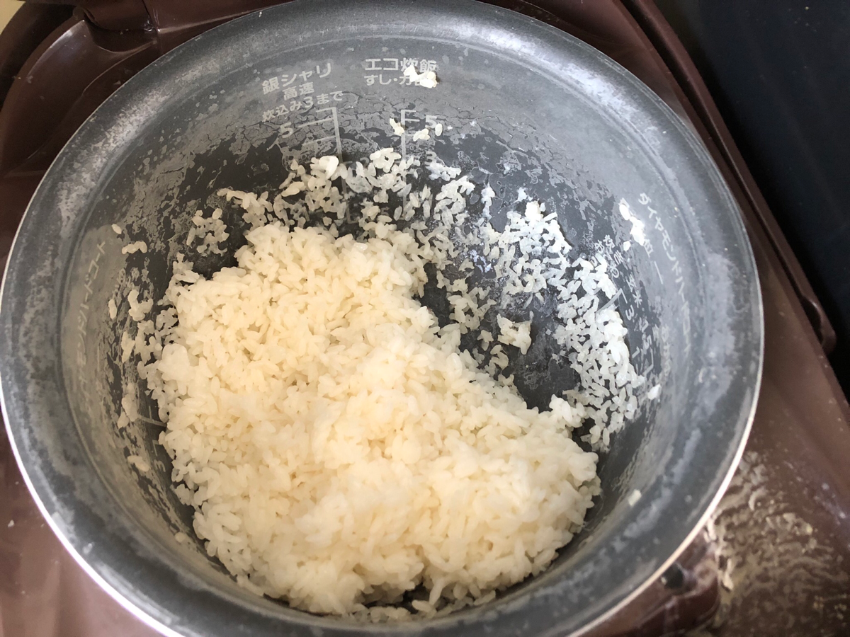 炊飯器のお釜のお米がこびり付いた様子